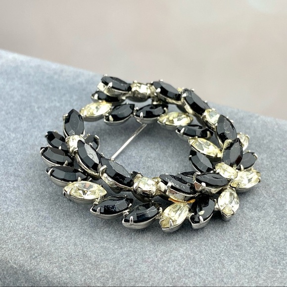 VINTAGE Kramer of New York Black Clear Rhinestone Wreath Pin Mourning Brooch - Picture 5 of 7